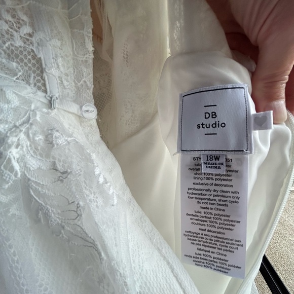 David’s Bridal wedding dress. Size 18W - Picture 9 of 16